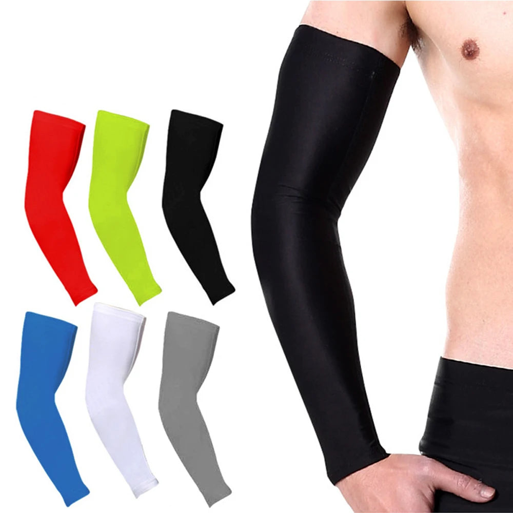 Verschiedene schwarze Ärmel in rot, limettgrün und verschiedenen Graustufen und Weißtönen auf einem Arm dargestellt.