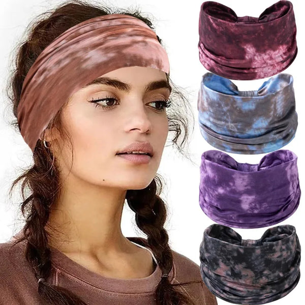 Eine Frau modelliert verschiedene Schattierungen von Boho-Tie-Dye-Kopfbedeckungen in Lila, Pink, Blau und Grau.