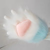 Gants en peluche à patte de chat, avec de la fourrure blanche et bleu clair et une touche de rose.