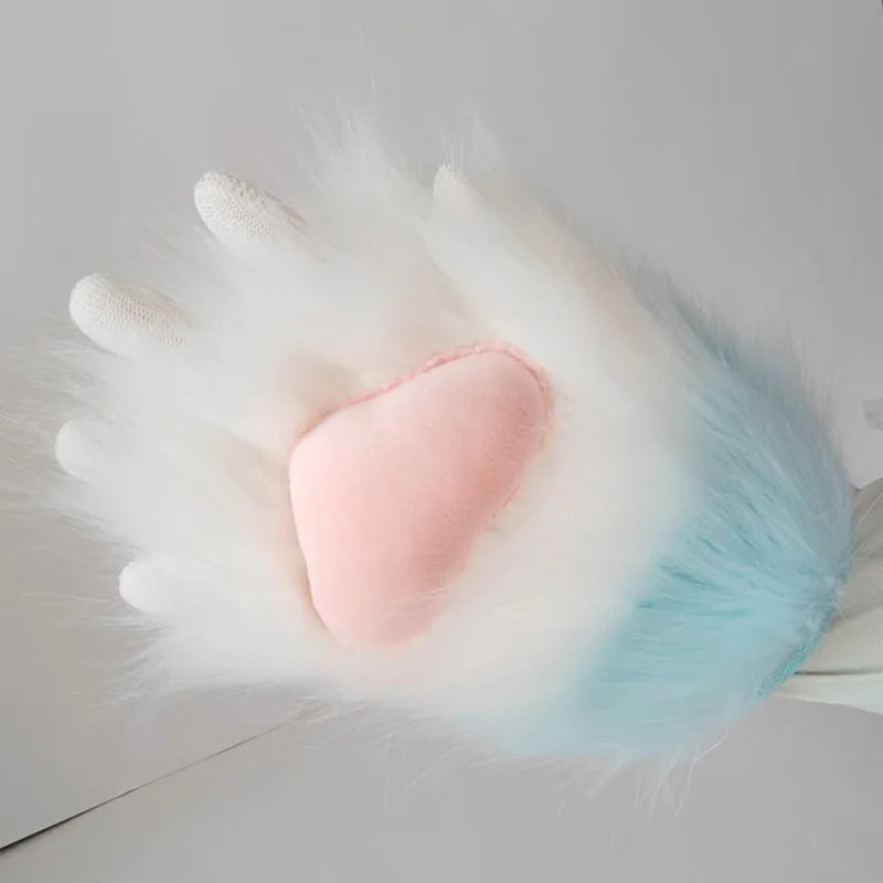 Gants en peluche à patte de chat, avec de la fourrure blanche et bleu clair et une touche de rose.