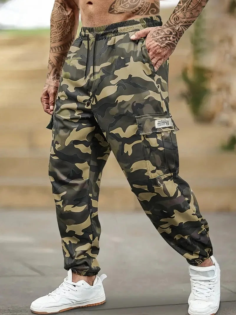 Pantalon cargo camouflage pour homme, motif vert et brun multi-tonal.