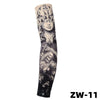 Manche de tatouage en tricot extensible noir et blanc avec un visage stylisé sur le bras.