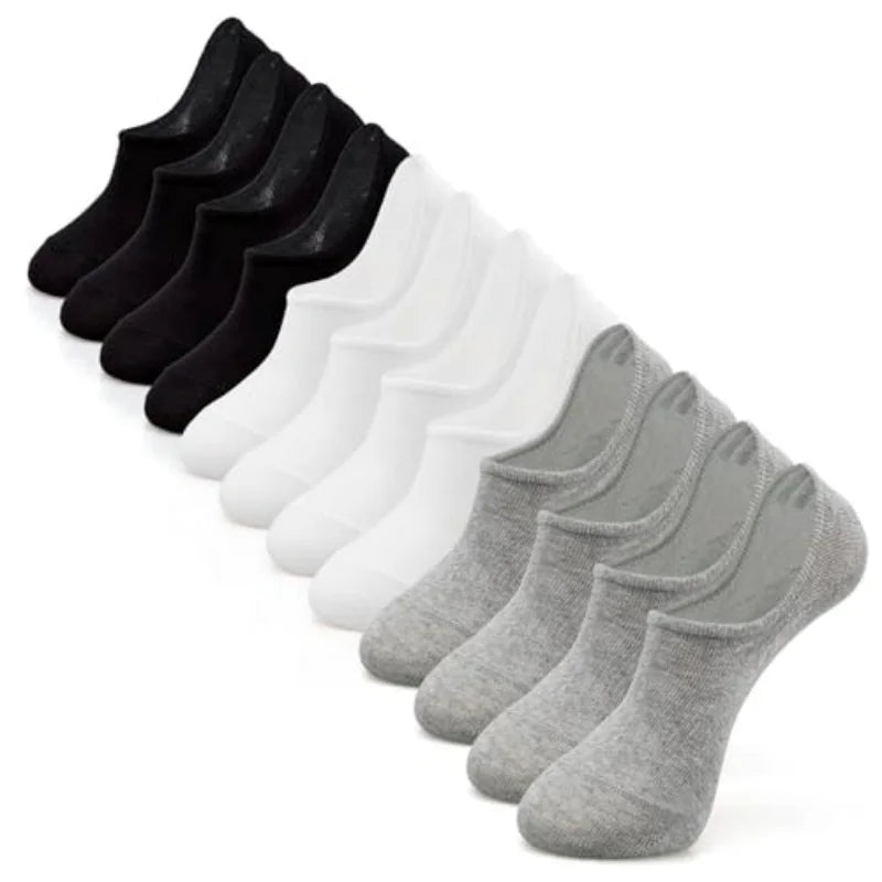 Une rangée de chaussettes invisibles antidérapantes noires, blanches et grises présentées en diagonale.