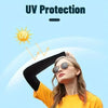 Una mujer con ropa amarilla se está aplicando mangas de protección UV en su brazo bajo la luz solar brillante.