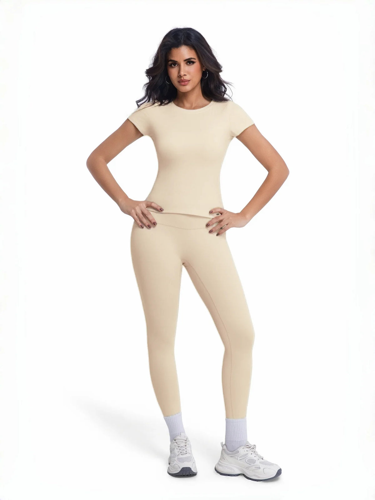 Una mujer modela un conjunto de yoga sin costuras de cintura alta en beige, compuesto por una blusa de manga corta y pantalon