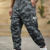 Un homme portant un pantalon cargo camouflage et des baskets blanches, montrant la coupe et les détails du vêtement.