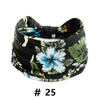 Bandeau en tissu noir avec motif floral bleu et blanc et feuilles vertes.