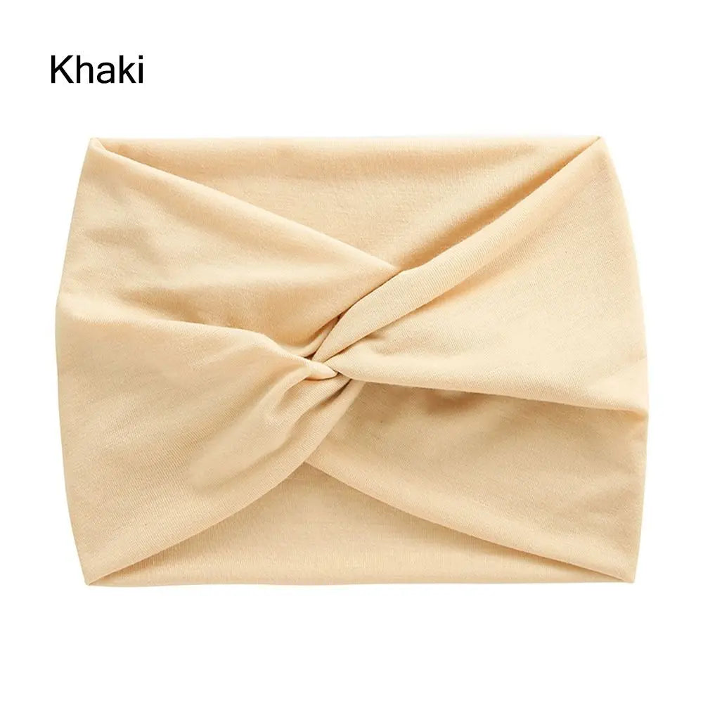 Bandeau en tissu beige kaki noué en torsion.