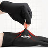 Eine Hand trägt schwarze Sport- und Rennhandschuhe und passt den Armreif an.