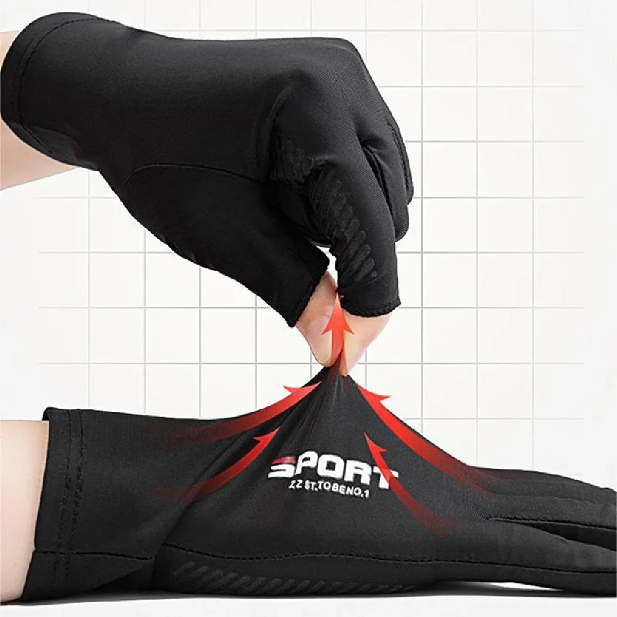 Eine Hand trägt schwarze Sport- und Rennhandschuhe und passt den Armreif an.