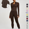 Modelin trägt ein braunes Yoga-Set aus Langarmtop und Leggings.