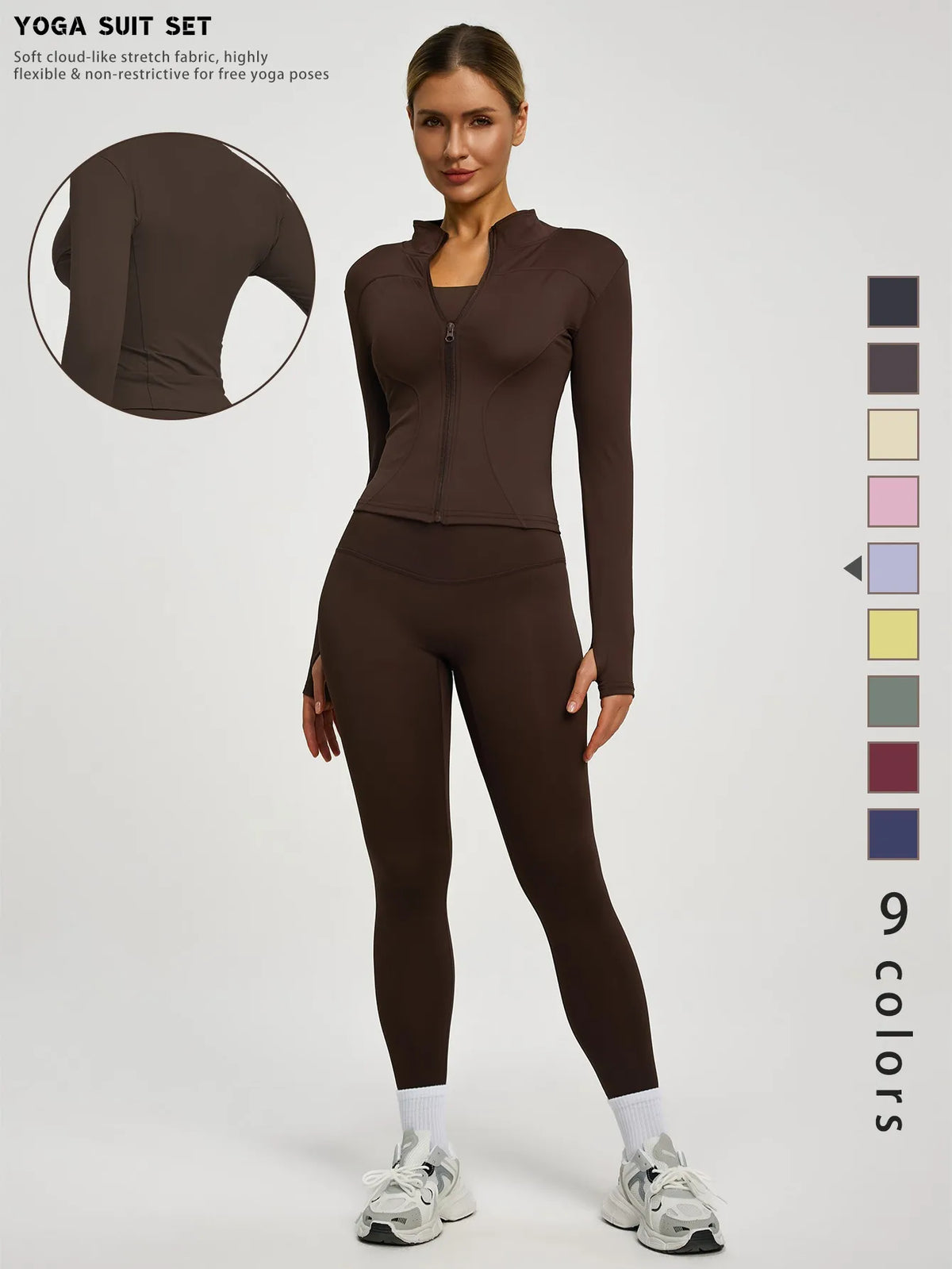 Modelin trägt ein braunes Yoga-Set aus Langarmtop und Leggings.