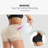 Une femme applique un produit de moulage pour les hanches sur ses fesses.