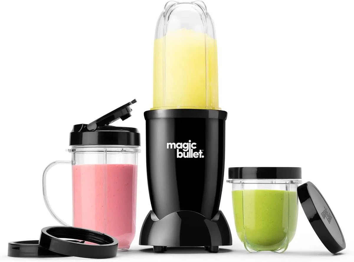 Juego de licuadora Magic Bullet mostrando un batido amarillo en la jarra y un batido verde en la taza.