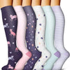 Ein Set von sechs floral gemusterten Kompressionsstrümpfen in verschiedenen Pastellfarben und Designs.