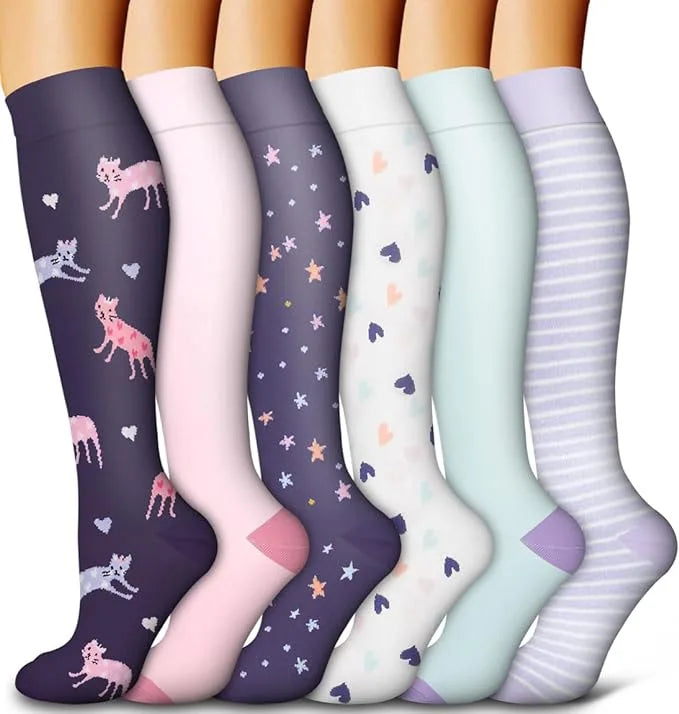 Ein Set von sechs floral gemusterten Kompressionsstrümpfen in verschiedenen Pastellfarben und Designs.