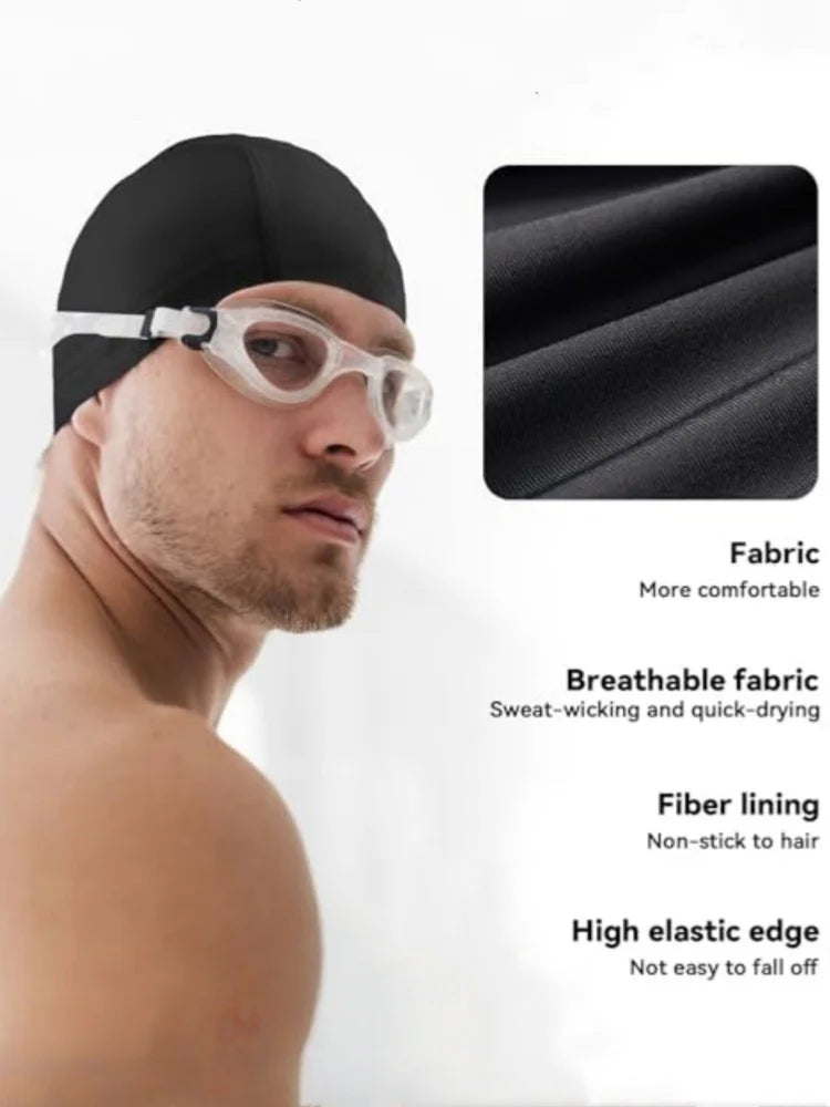 Un homme portant un bonnet de bain noir avec des lunettes transparentes, mettant en valeur le tissu et les éléments élastique