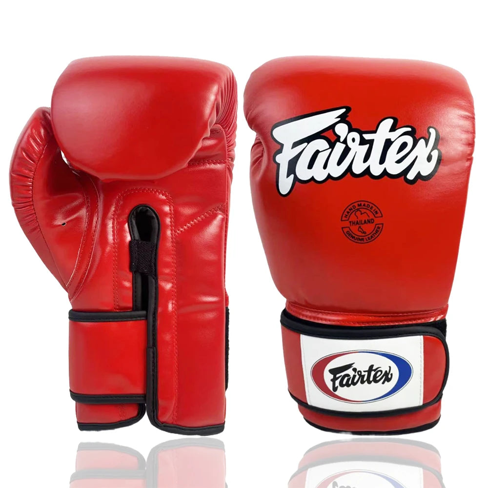 Ein Paar rote Fairtex Boxhandschuhe von der Seite.