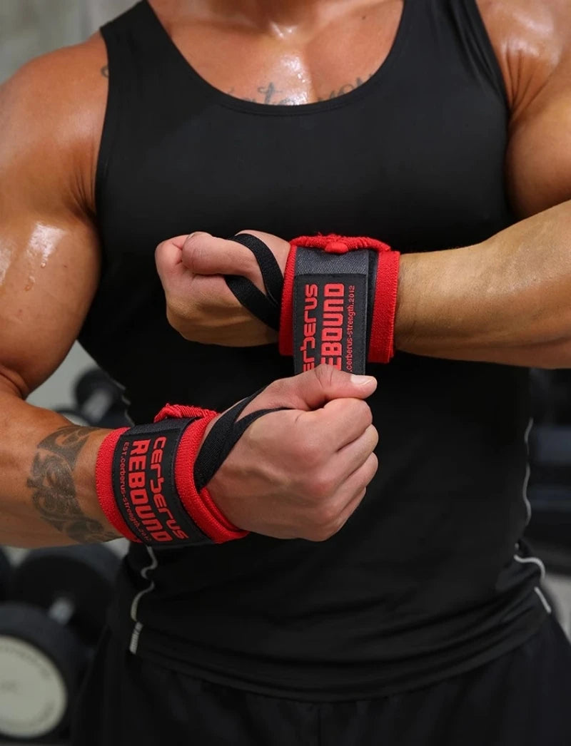 Un bras musclé portant des poignées de soulevé de red et noir, en gros plan.