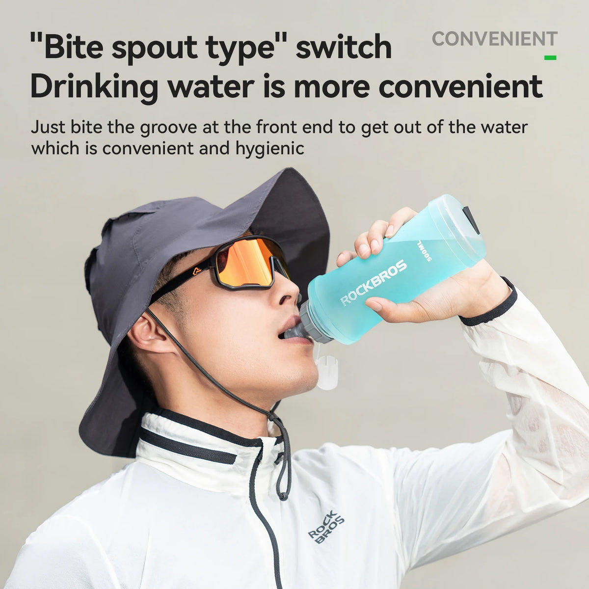 Una persona está usando una botella para beber agua tipo pico para tomar agua convenientemente.