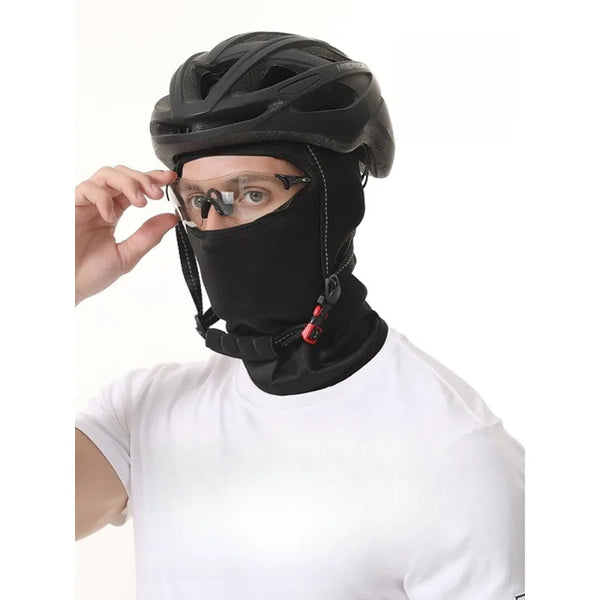 Une personne portant une balaclava thermique noire tout-en-un et un couvre-chef avec des lunettes de protection.