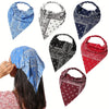 Colección de nueve pañuelos triangulares boho paisley en varios patrones azules, blancos y rojos.