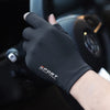 Eine Hand mit schwarzer Sportfisch- und Rennhandschuh auf dem Lenkrad eines Autos.