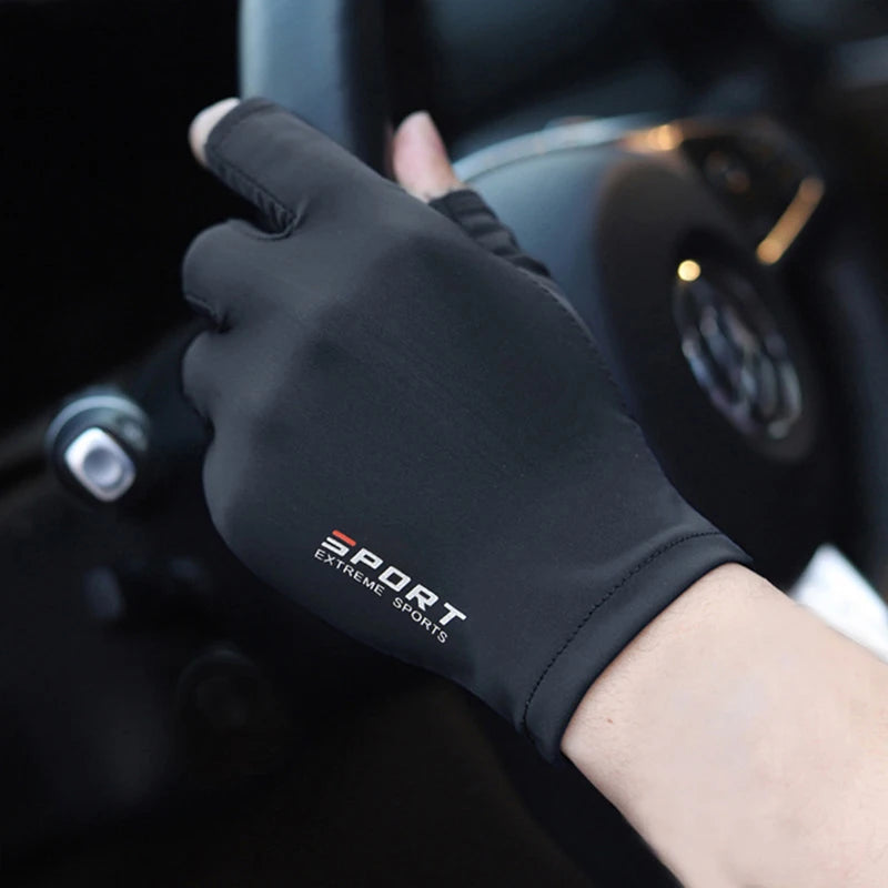 Eine Hand mit schwarzer Sportfisch- und Rennhandschuh auf dem Lenkrad eines Autos.