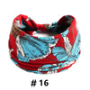 Un bandeau en tissu floral rouge porté autour du cou.