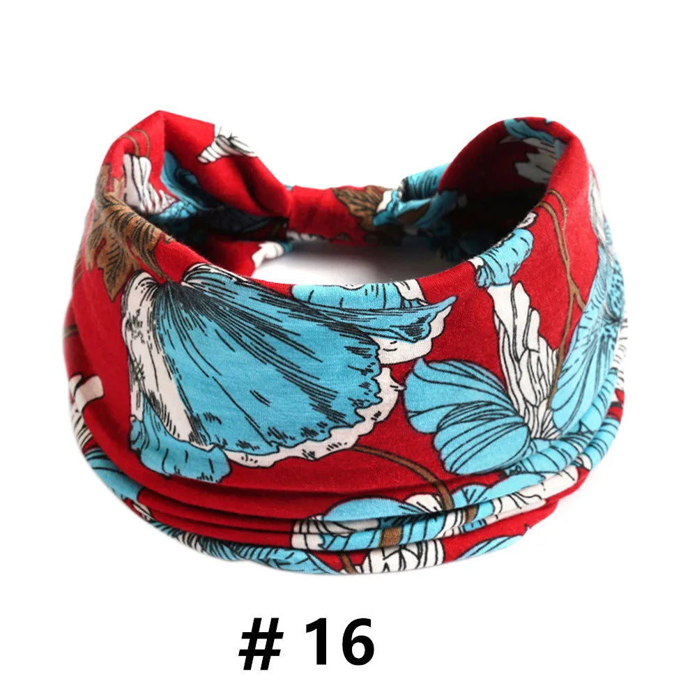 Un bandeau en tissu floral rouge porté autour du cou.