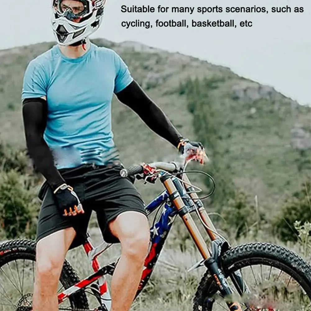 Un hombre con casco y camisa azul montando una bicicleta de montaña, demostrando mangas de nylon para protección UV.