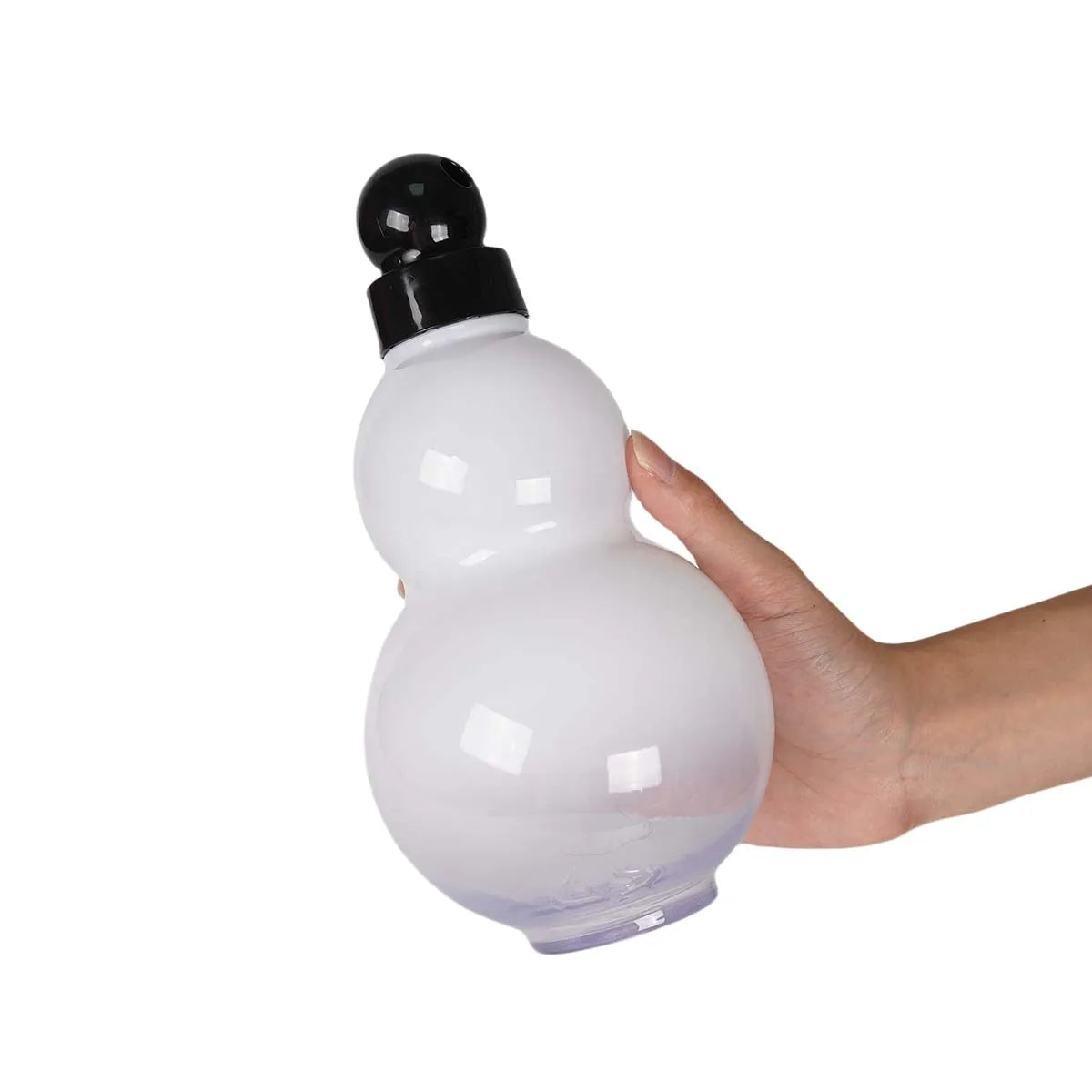 Eine Hand hält eine klare, krugförmige Sportflasche mit schwarzem Deckel und Tragegurt.