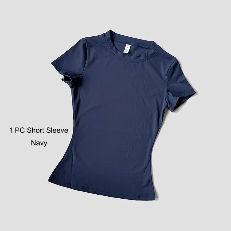 Camiseta de manga corta azul marino para un conjunto de yoga de talle alto.