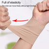Une main portant une manchette de compression beige, démontrant une pleine élasticité et liberté de mouvement.