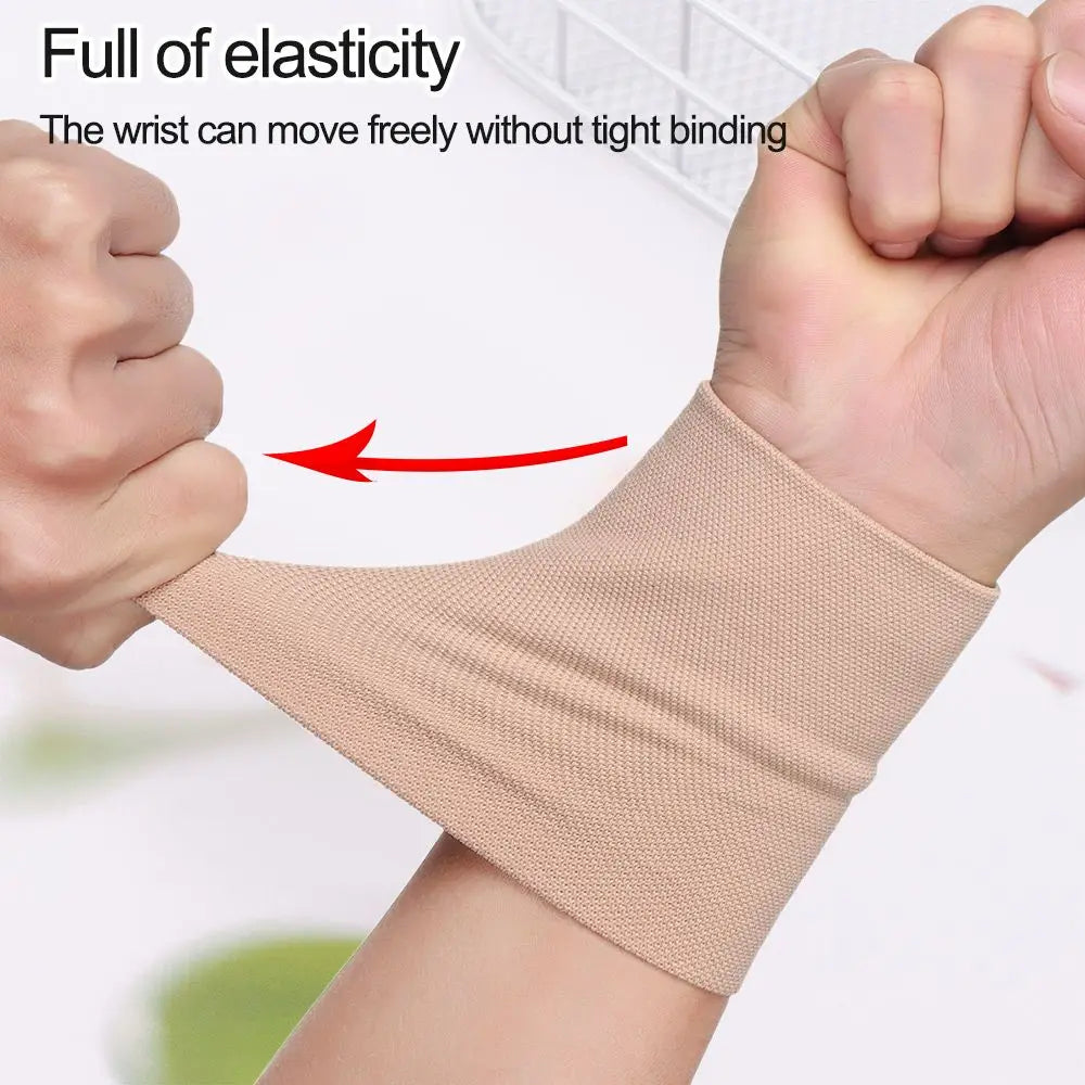 Une main portant une manchette de compression beige, démontrant une pleine élasticité et liberté de mouvement.