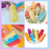 Una colección de popsicles de colores en varias formas y colores, exhibidos en cuencos de vidrio.