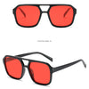 Eine schwarze Sonnenbrille mit leuchtend roten Linsen in verschiedenen Ansichten.