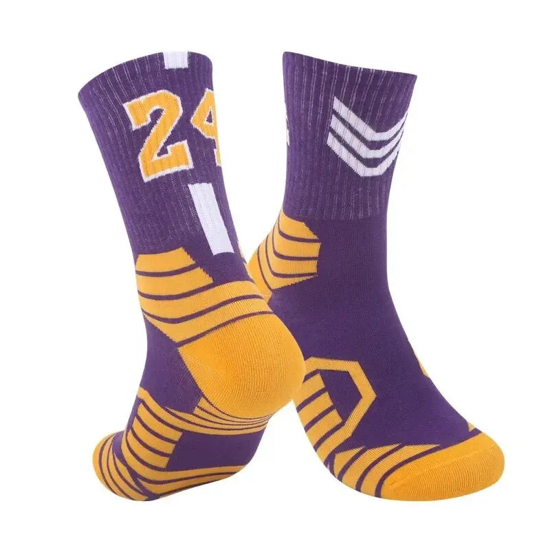 Ein Paar violett-gelbe, dicke Basketballsocken mit weißen Streifen.