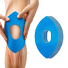 Eine Hand trägt blaues Kinesio-Tape auf das Knie eines Beins auf.