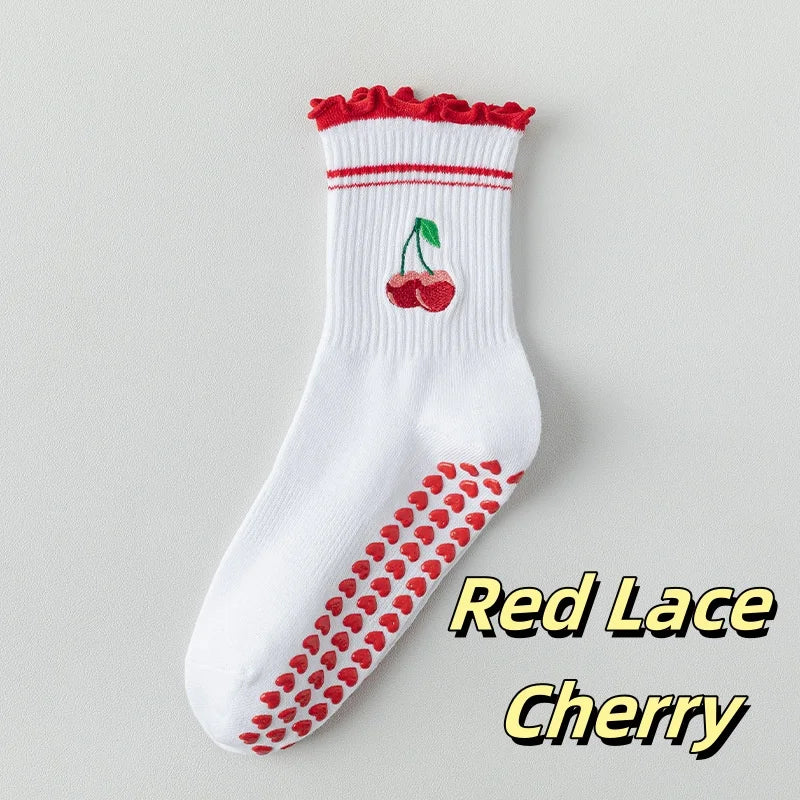 Weiße Stricksocken mit rotem Rand und Kirschdesign