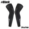 Ein Paar schwarze Sport-Kompressionsbeinsleeves vor weißem Hintergrund.