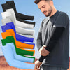 Un hombre con una camisa oscura sostiene una manga de brazo azul, con varias mangas de brazo de colores expuestas cerca.