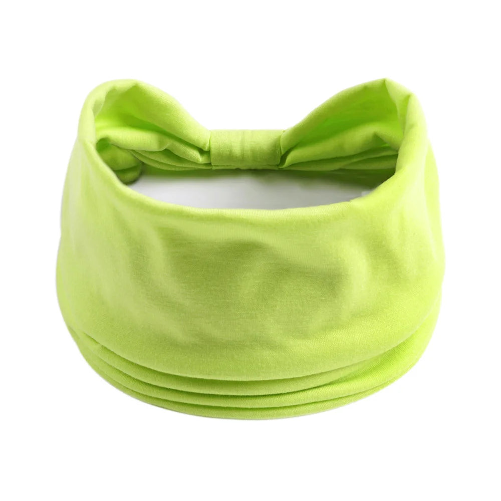 Foulard en coton bohème vert lime noué en nœud, montré à plat.