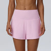 Eine Frau modelliert rosa, schnelle, sportliche kurze Hosen für Damen.