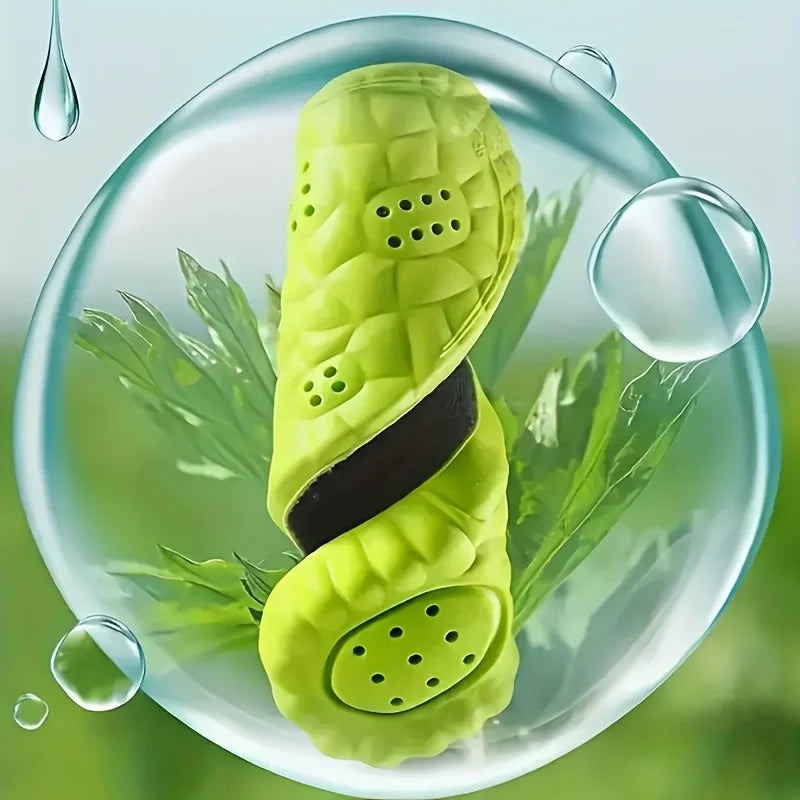 Eine leuchtend limegrüne Sportschuheinsatze schwimmt in klaren Wassertropfen vor einem verschwommenen grünen Hintergrund.