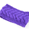 Diadema de punto morada para el cabello y tocado de invierno.
