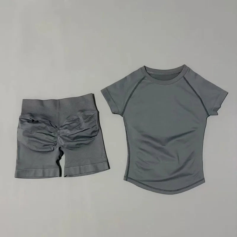 A light gray seamless yoga set for women featuring a short sleeve top and workout leggings.