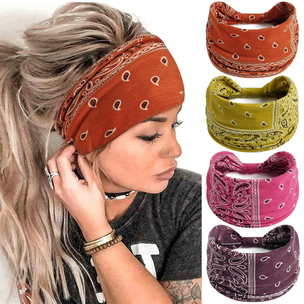 Une femme portant un bandeau en coton à motifs orange sur la tête, avec de longs cheveux blonds visibles.