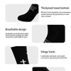 Primer plano de calcetines deportivos negros duraderos, destacando la suela gruesa, diseño transpirable y c