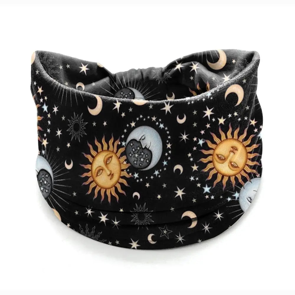 Tire-bande en tissu noir avec un imprimé bohème de corps célestes comme le soleil et la lune.